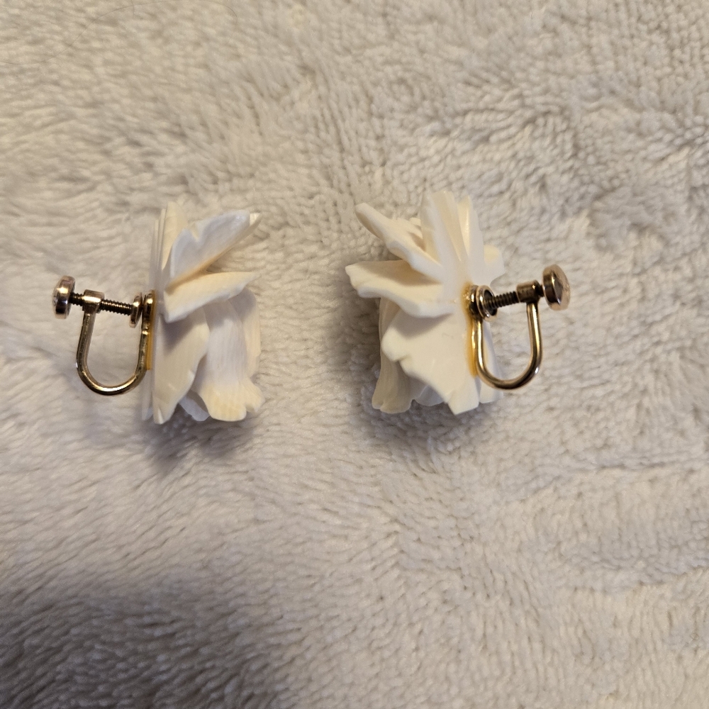 Vintage WRE Cream Carved Rose Screw Back Earrings 12K Gold Filled - Picture 7 of 7
